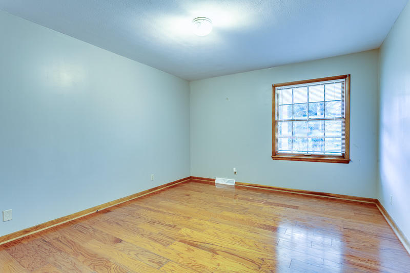 913 Riverbend Road Clinton, TN 37716 - Photo 20 of 30 1st Bedroom
