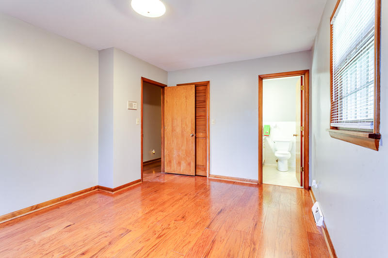 913 Riverbend Road Clinton, TN 37716 - Photo 24 of 30 1/2 bath & walk-in closet in Master