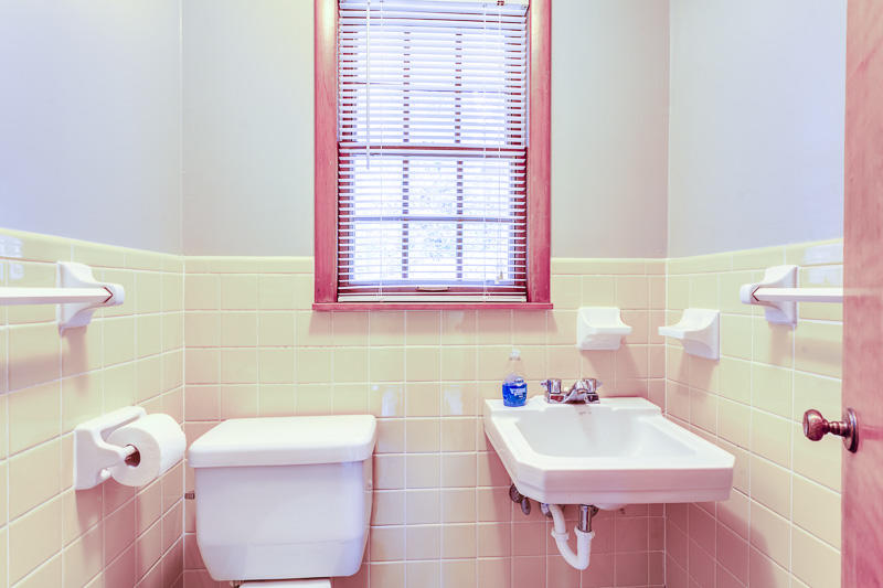 913 Riverbend Road Clinton, TN 37716 - Photo 27 of 30 1/2 bath off Laundry Room