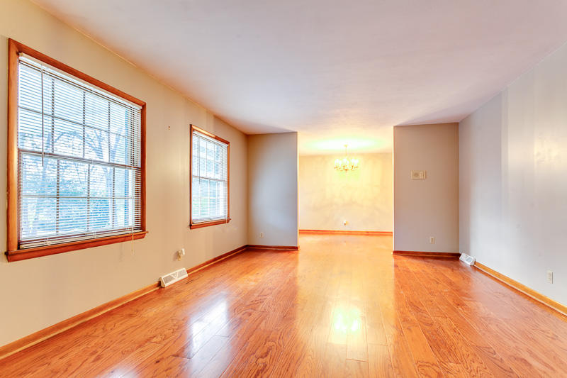 913 Riverbend Road Clinton, TN 37716 - Photo 5 of 30 Living Room looks into Dining Room