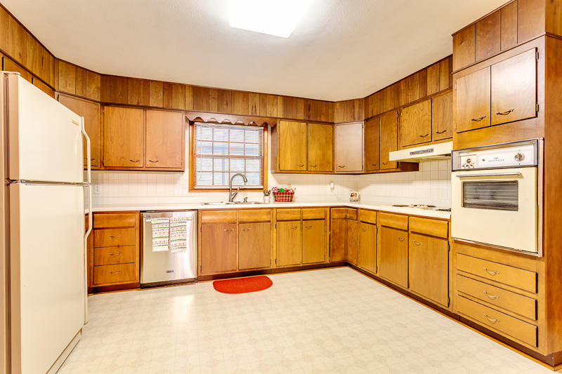 913 Riverbend Road Clinton, TN 37716 - Photo 9 of 30 Spacious Kitchen