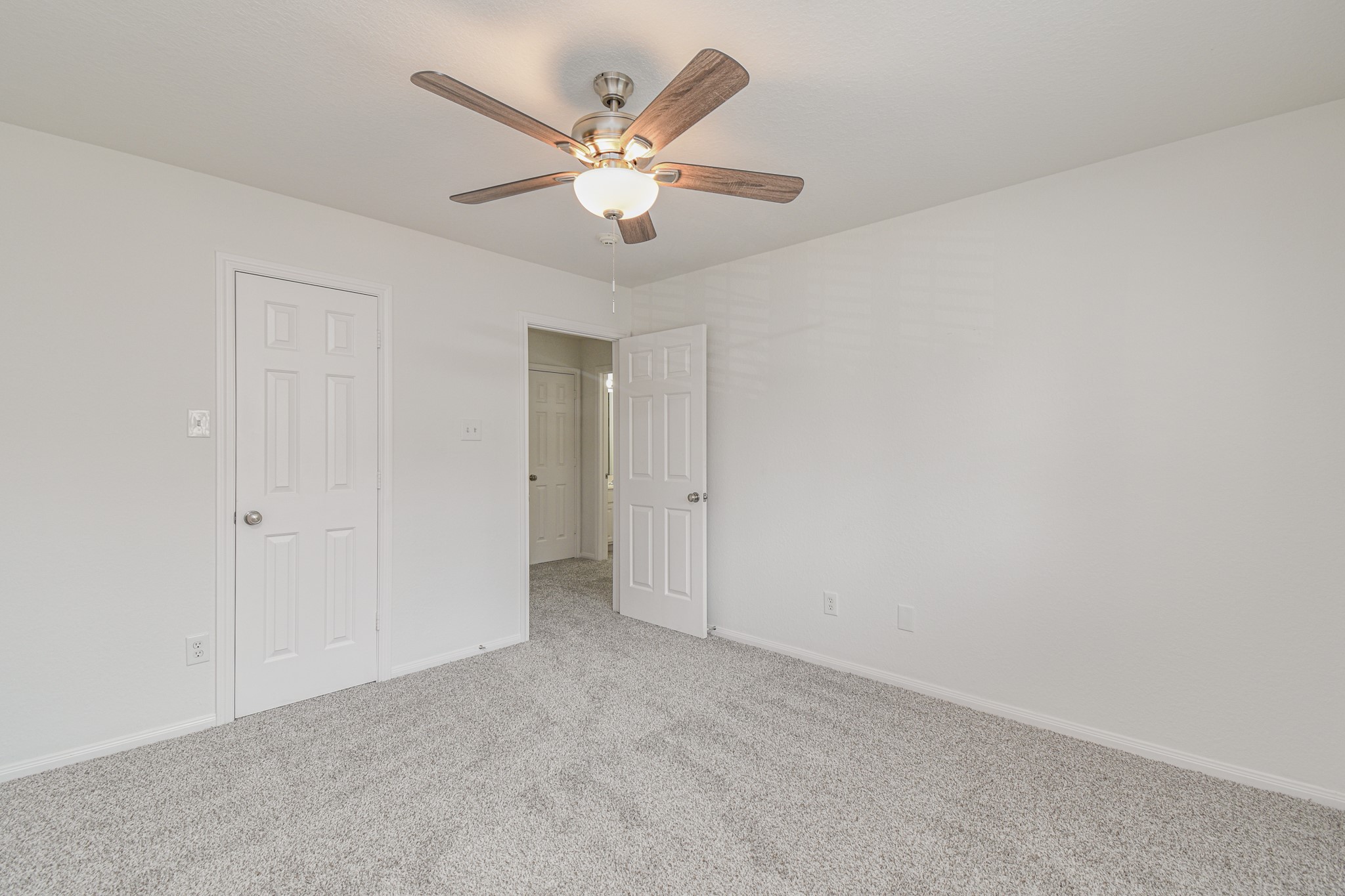 14603 Kings Head Drive Houston, TX 77044 - Photo 26 of 33 an empty room with a ceiling fan and a window