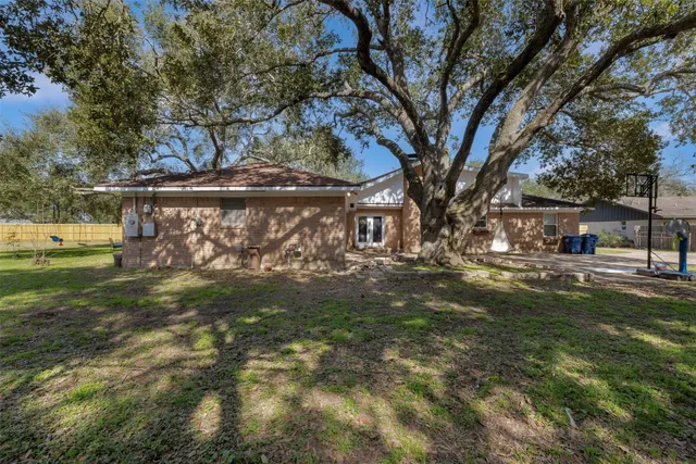 $325,000 | 617 Melody Lane, Eagle Lake, TX 77434