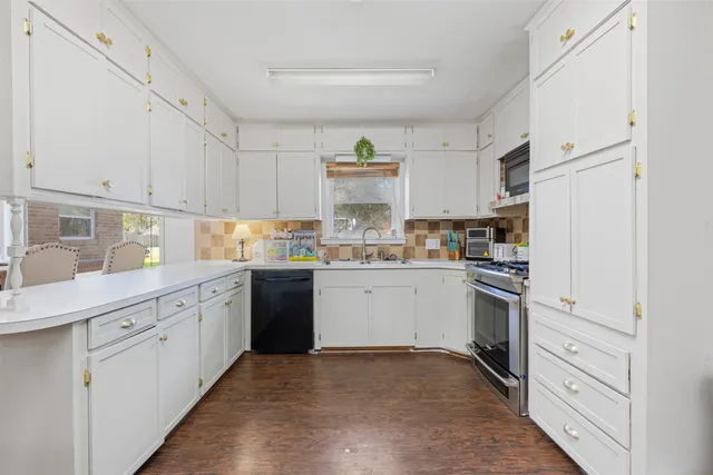 $325,000 | 617 Melody Lane, Eagle Lake, TX 77434