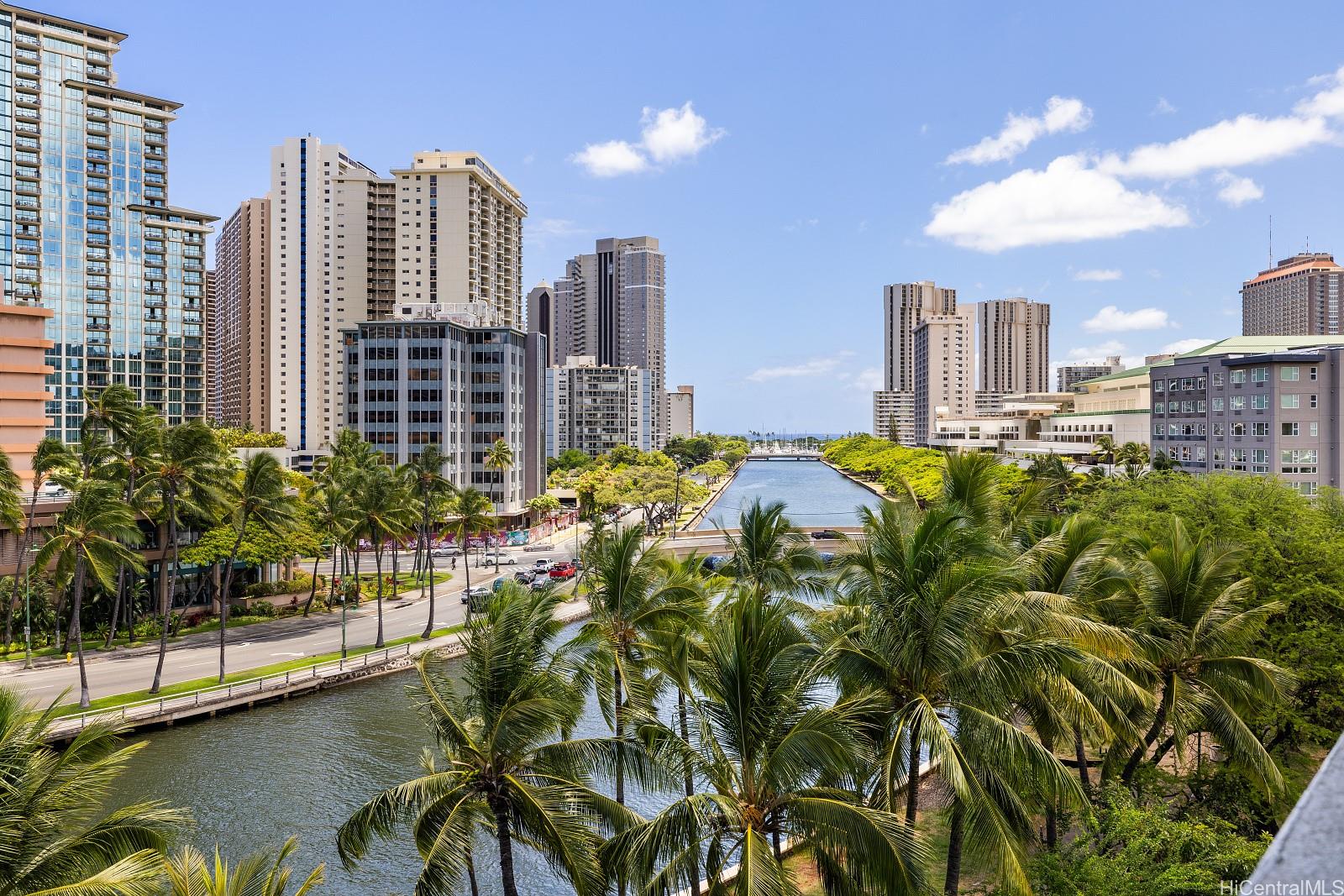 620 McCully Street, Unit 703 Honolulu, HI 96826 - Photo 4 of 25 Looking toward the ocean....