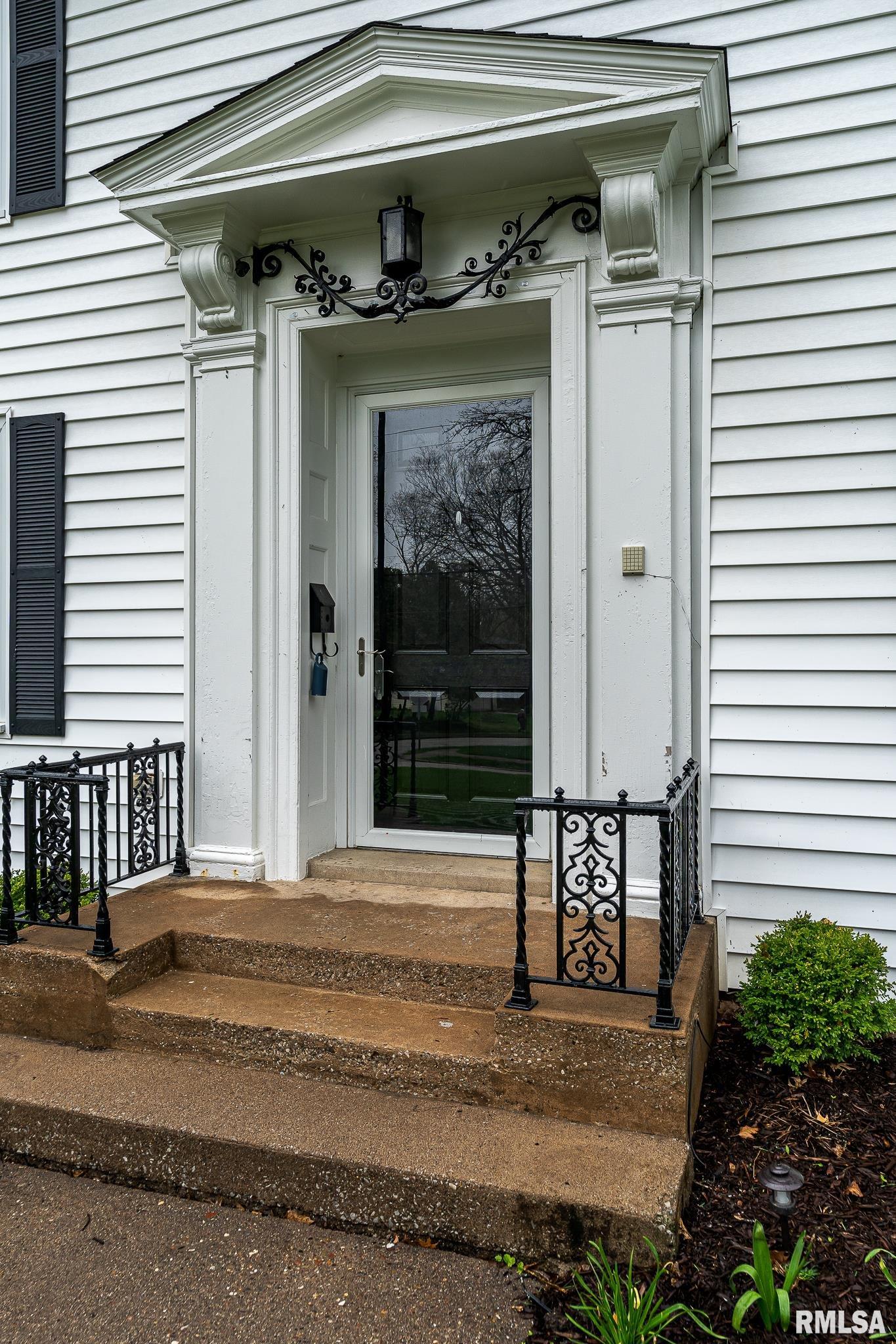 206 Forest Road Davenport, IA 52803 - Photo 3 of 34 Gallery Image 3