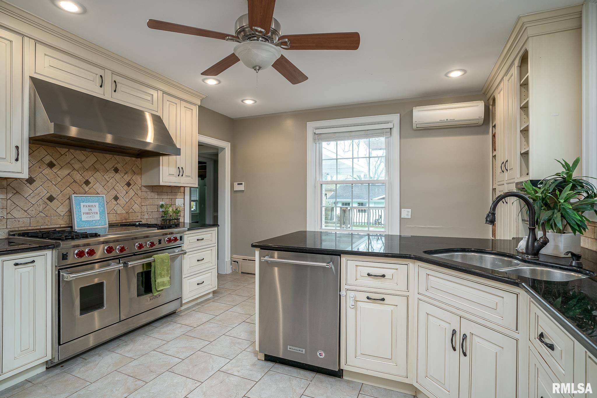206 Forest Road Davenport, IA 52803 - Photo 7 of 34 Gallery Image 7
