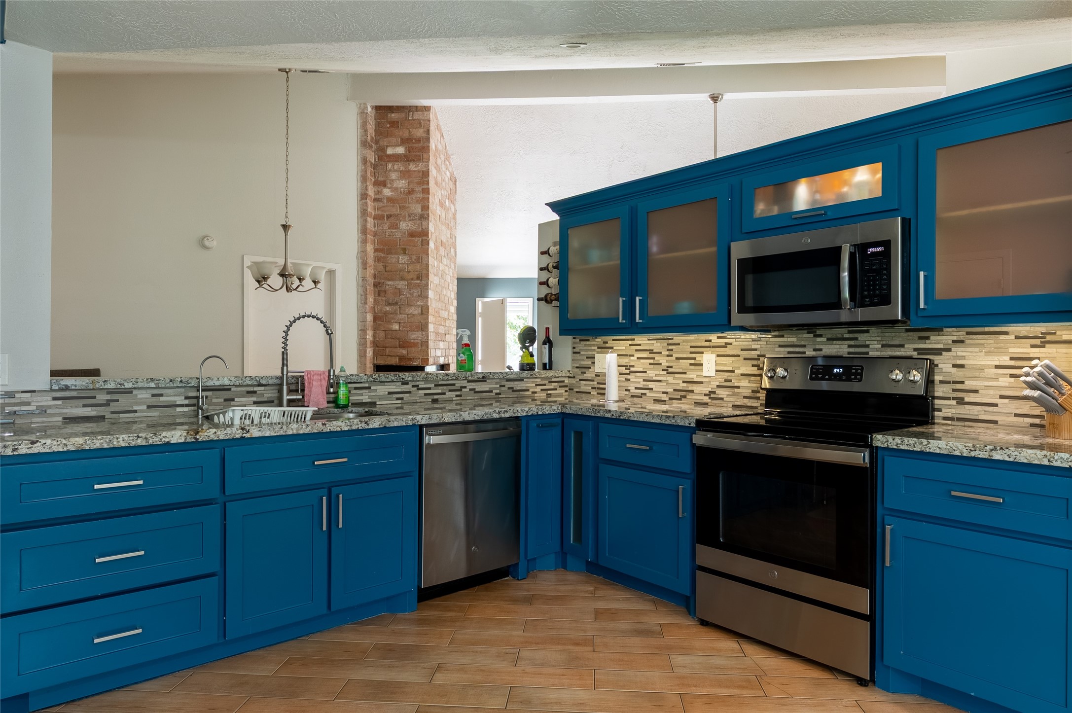 6323 Bridgegate Drive Spring, TX 77373 - Photo 3 of 23 Kitchen with sight lines to dining area and living room