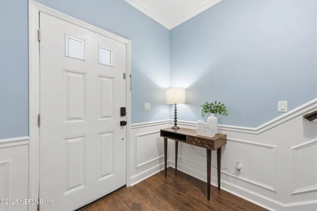 a view of entryway with livingroom