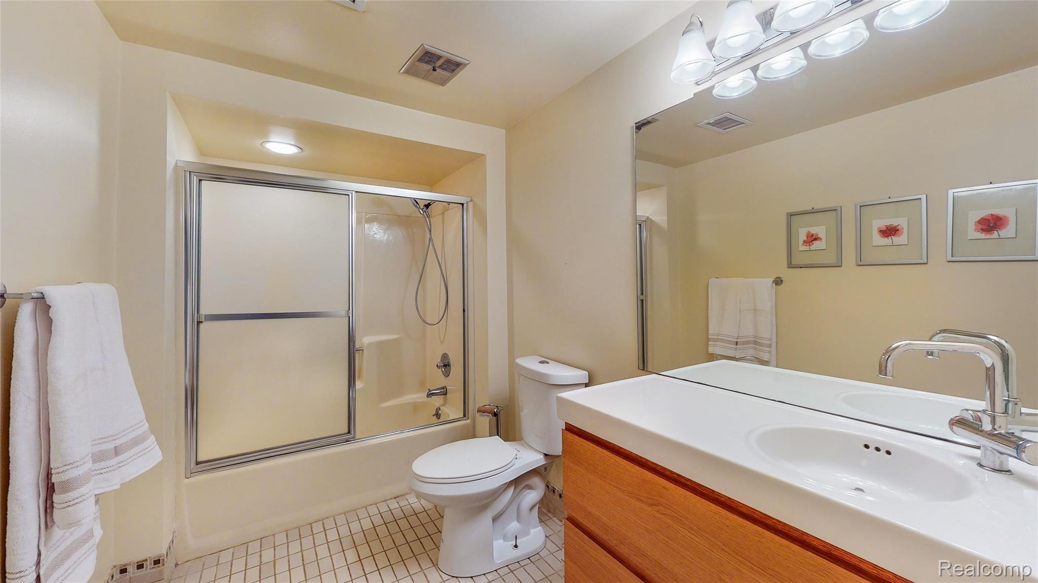 475 Goodhue Road Bloomfield Hills, MI 48304 - Photo 41 of 84 Welcome-To-475-Goodhue-Court-40-Suite-Full-Bathroom.jpg