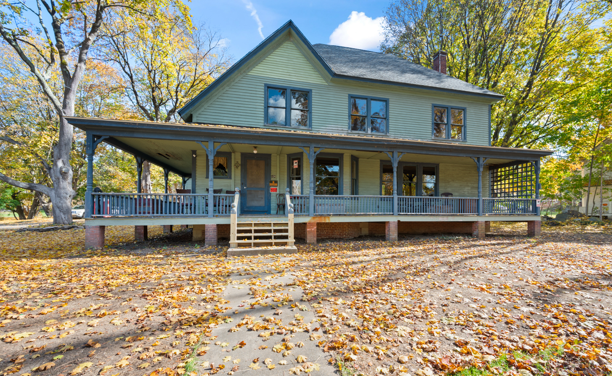 a view of a house with a yard