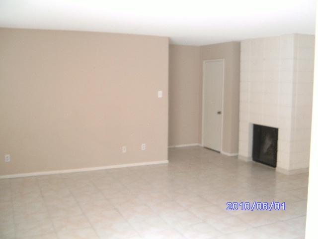 5525 East Thomas Road, Unit N2 Phoenix, AZ 85018 - Photo 4 of 10 Family Room