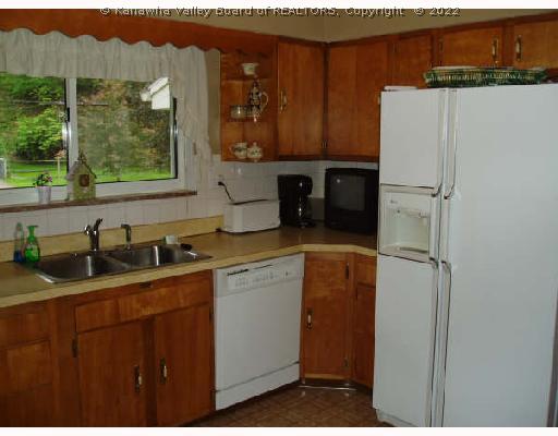 727 Lower Donnally Road Charleston, WV 25304 - Photo 3 of 8 Kitchen.