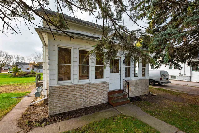 $184,900 | 609 West 4th Avenue, Oshkosh, WI 54902
