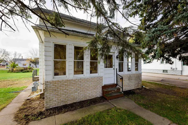 $184,900 | 609 West 4th Avenue, Oshkosh, WI 54902