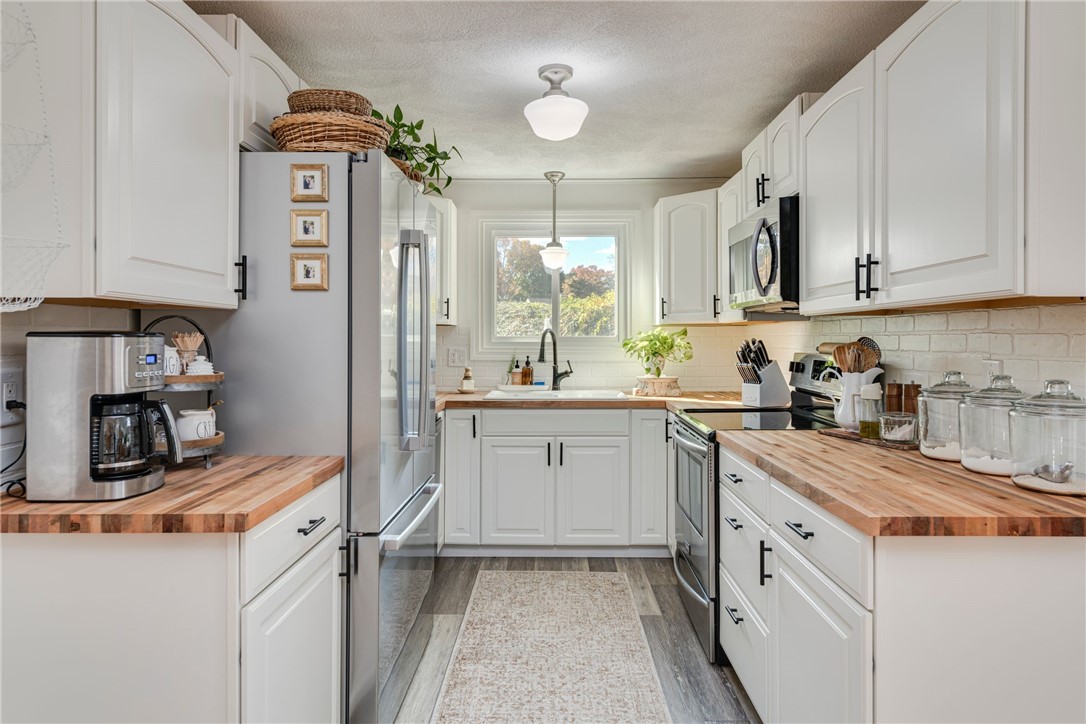 21 Geranium Circle Cranston, RI 02920 - Photo 12 of 38