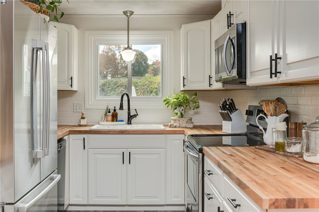 21 Geranium Circle Cranston, RI 02920 - Photo 13 of 38