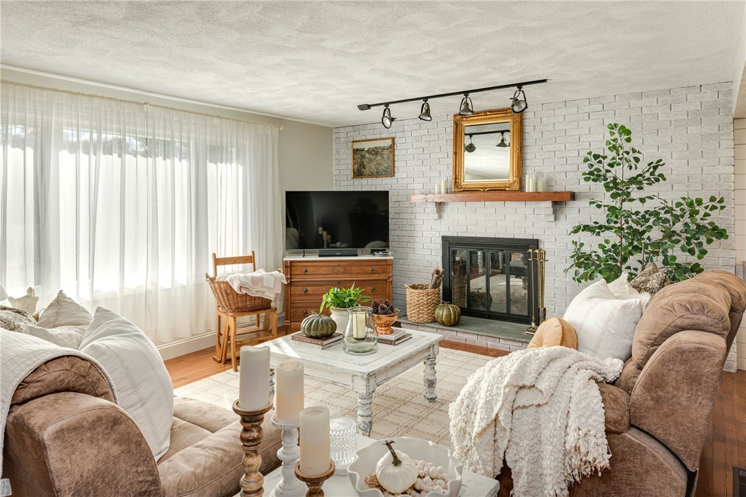 21 Geranium Circle Cranston, RI 02920 - Photo 5 of 38