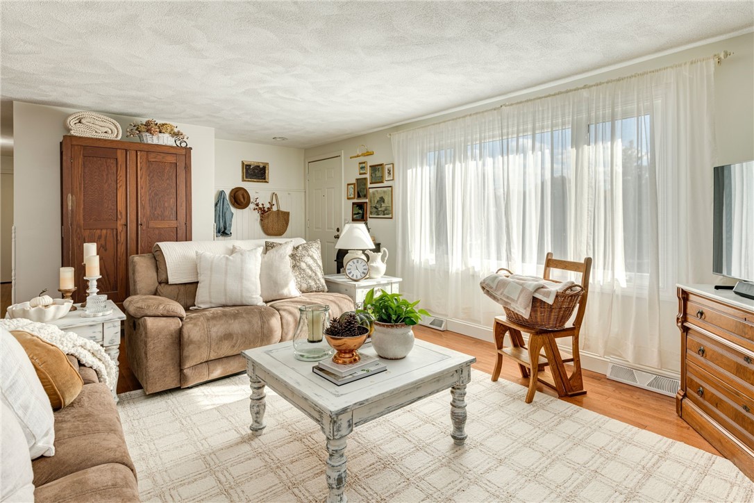 21 Geranium Circle Cranston, RI 02920 - Photo 8 of 38