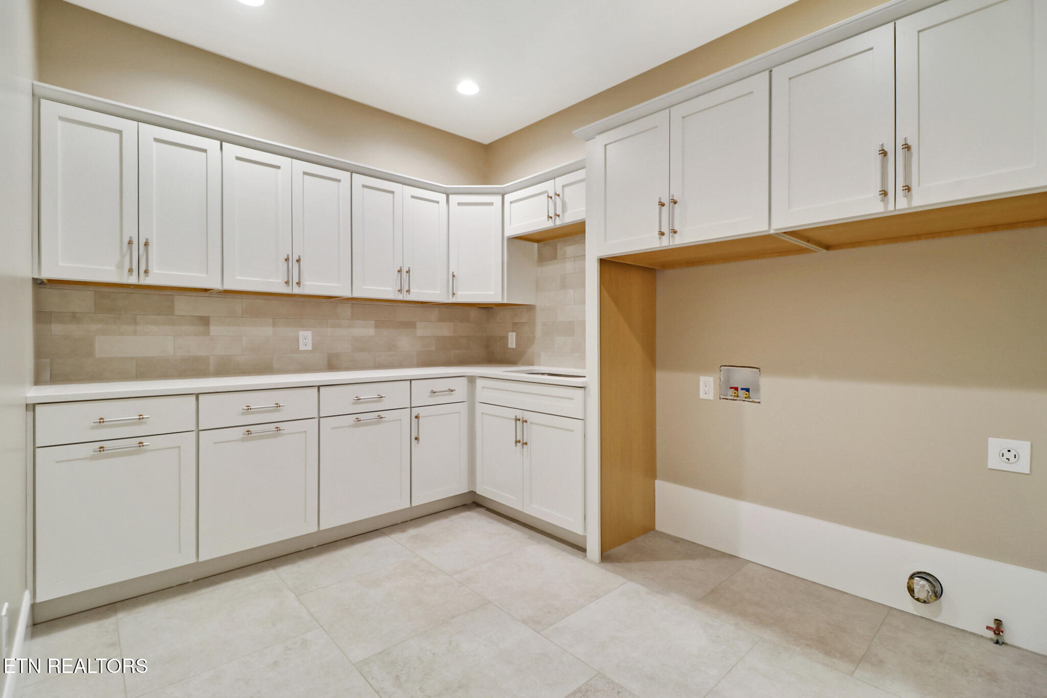 5843 Dunbar Road Crossville, TN 38572 - Photo 26 of 54 Closet