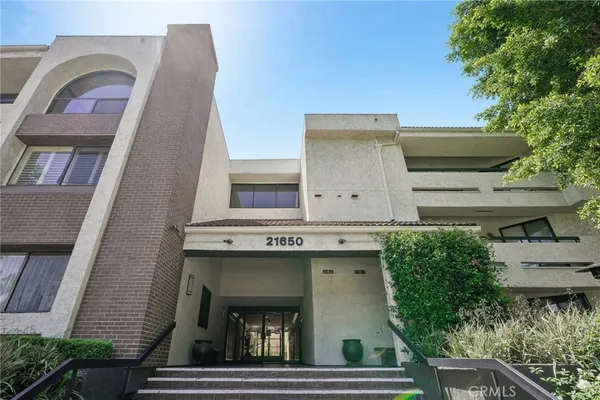 $599,000 | 21650 Burbank Boulevard, Unit 206, Woodland Hills, CA 91367