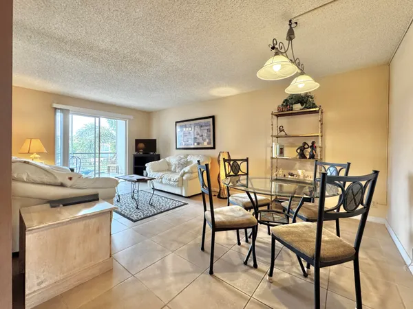$1,400 | 2515 Northeast 2nd Court, Unit 315, Boynton Beach, FL 33435