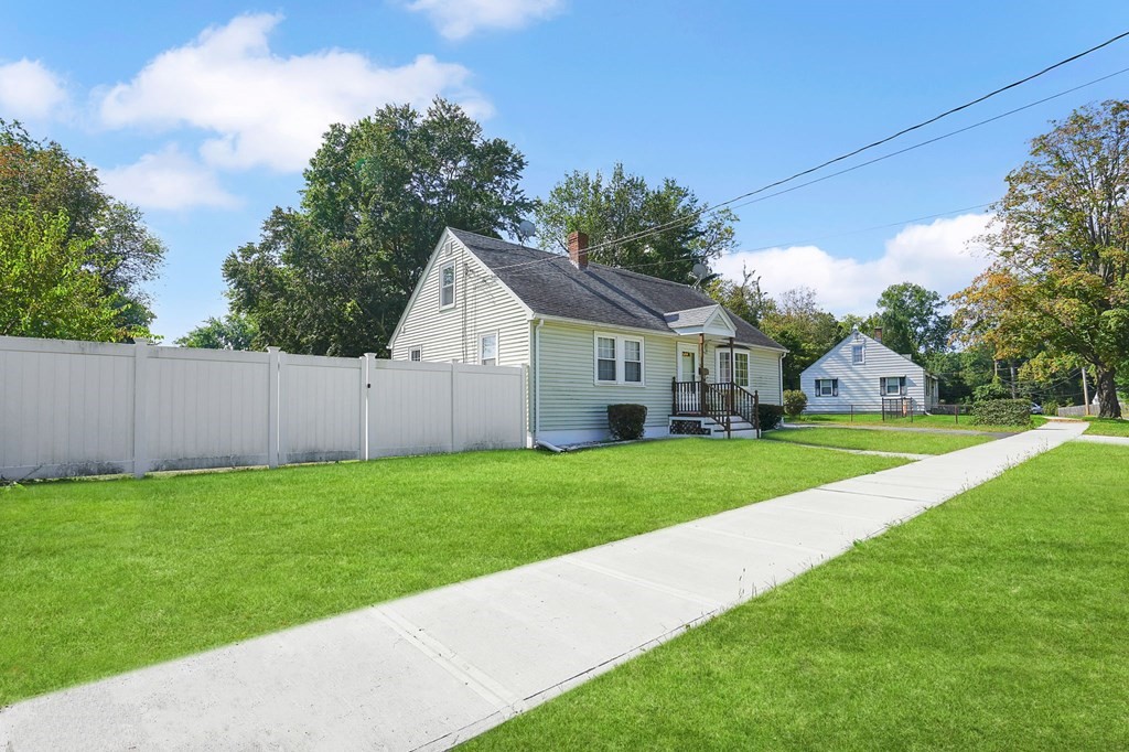 37 Stanhope Road Springfield, MA 01109 - Photo 2 of 17 Gallery Image 2