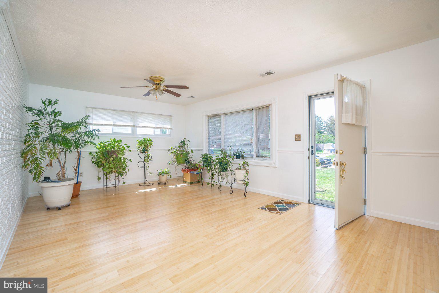 5922 Robindale Road Baltimore, MD 21228 - Photo 3 of 29 Living room