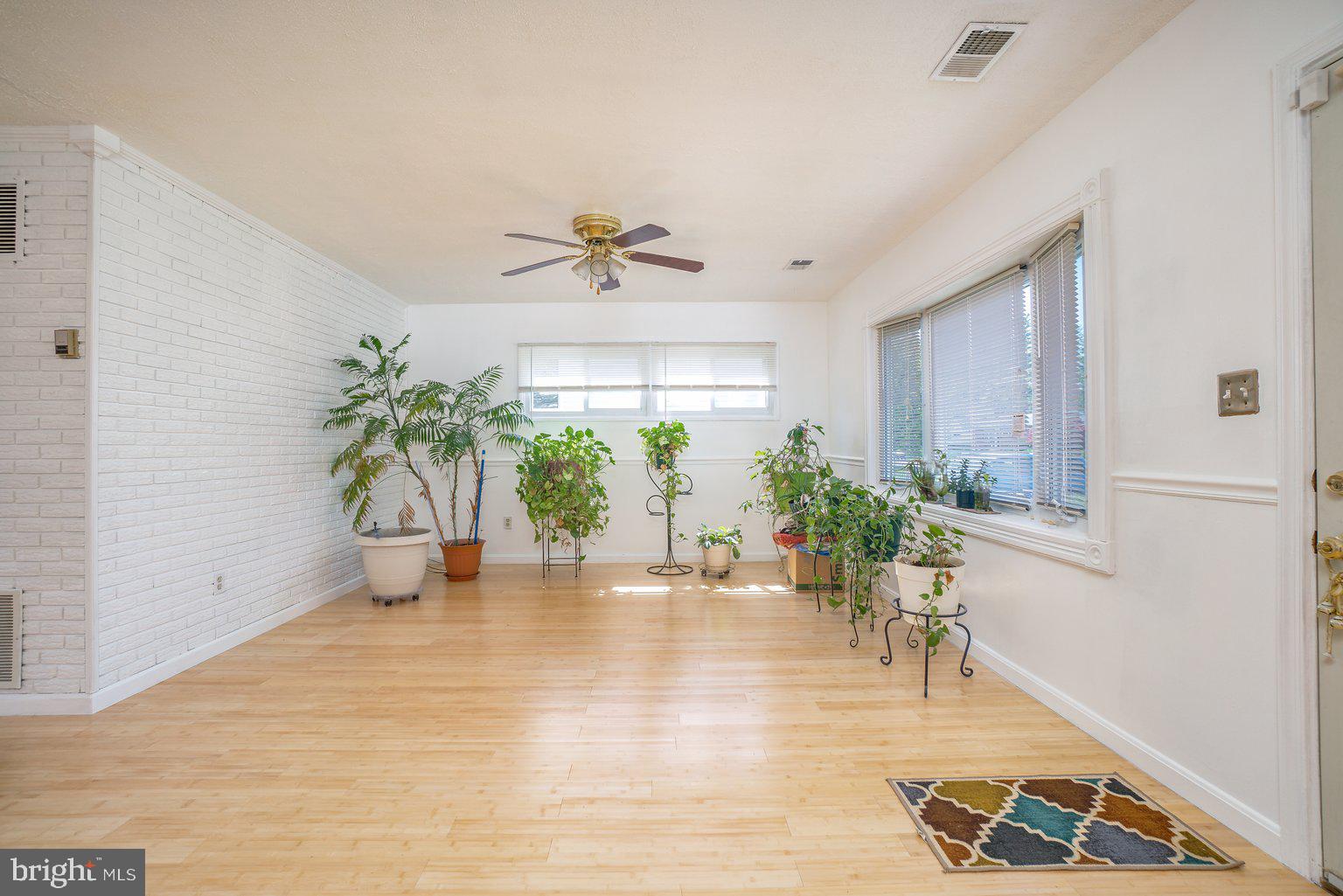 5922 Robindale Road Baltimore, MD 21228 - Photo 4 of 29 Living room