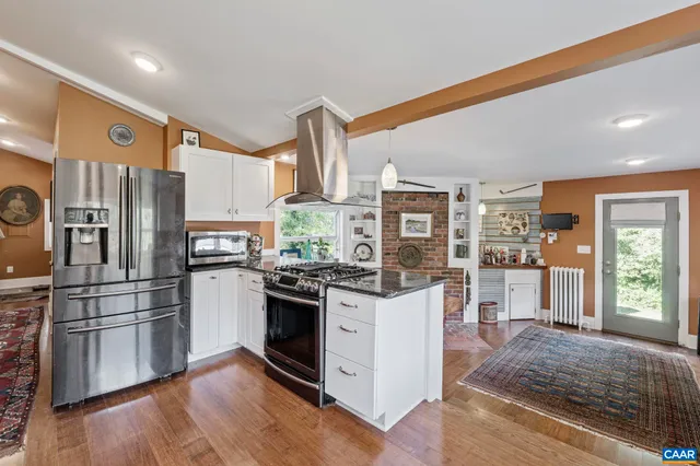 a view of a house with backyard and garden