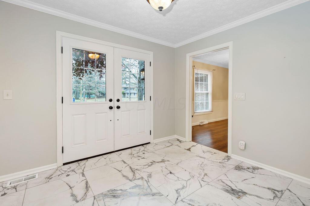 649 Old Farm Road Columbus, OH 43213 - Photo 12 of 83 2-Foyer