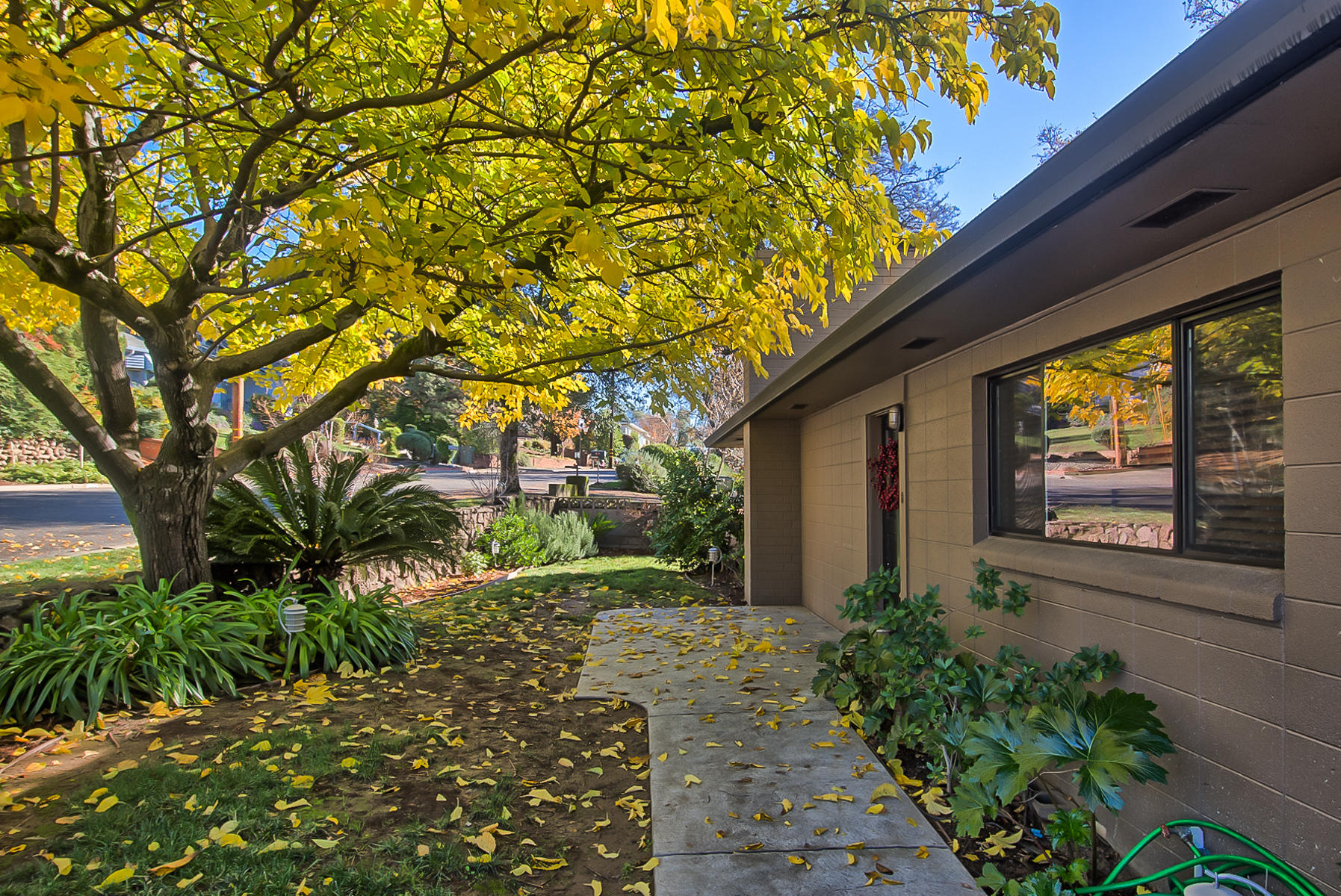 1635 Barbara Road Redding, CA 96003 - Photo 3 of 27 barbara-103