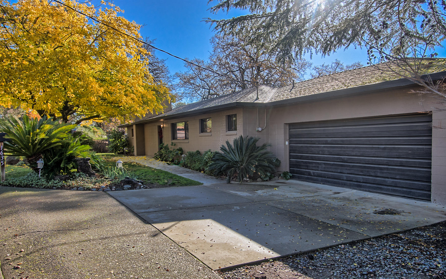 1635 Barbara Road Redding, CA 96003 - Photo 4 of 27 barbara-104