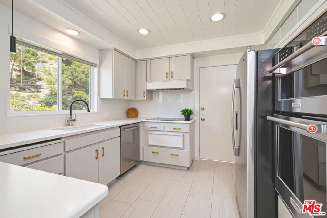 1053 Maroney Lane Pacific Palisades, CA 90272 - Photo 11 of 23