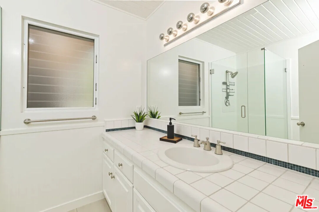 1053 Maroney Lane Pacific Palisades, CA 90272 - Photo 14 of 23