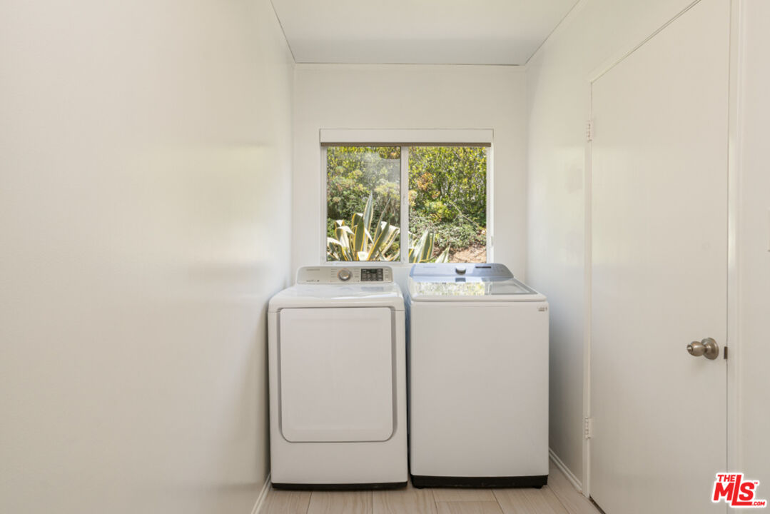 1053 Maroney Lane Pacific Palisades, CA 90272 - Photo 20 of 23