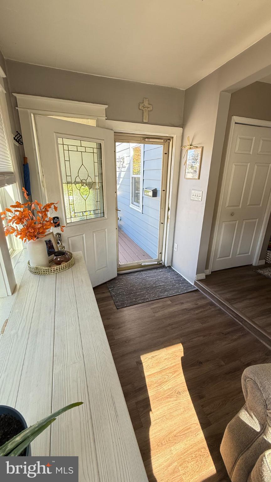 32 Alden Avenue Delran, NJ 08075 - Photo 4 of 13 a view of a living room with a bathtub