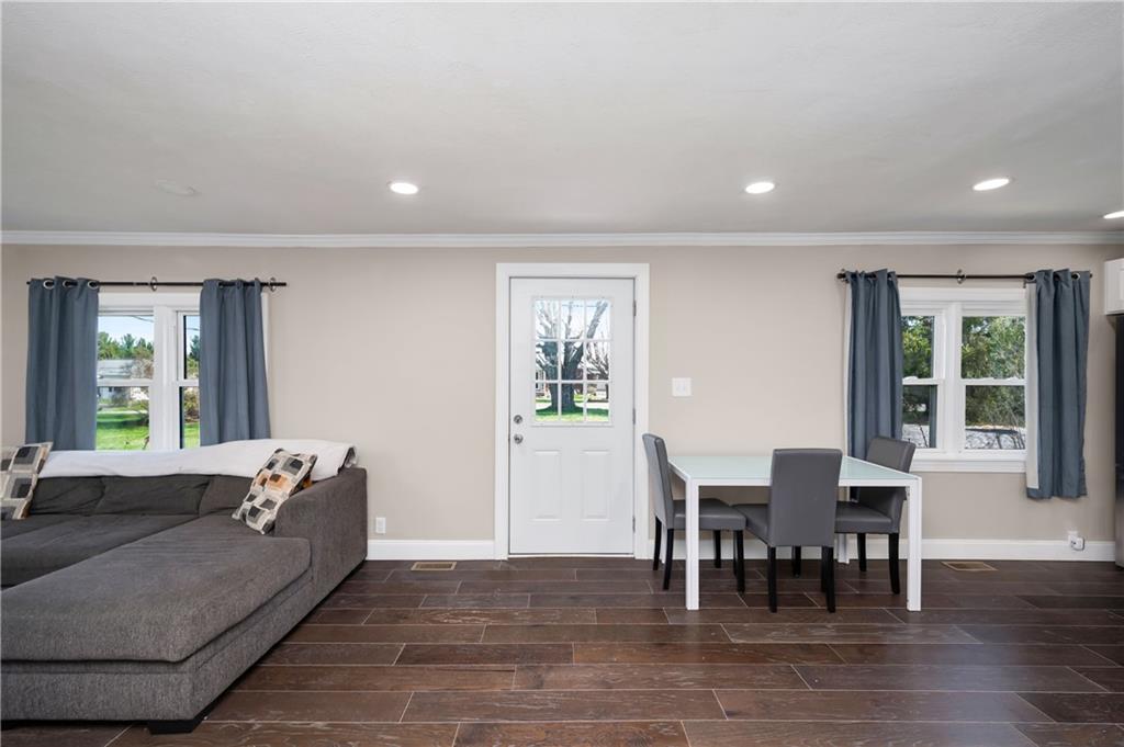 431 Sunset Drive Butler, PA 16001 - Photo 5 of 28 Living Room/Kitchen
