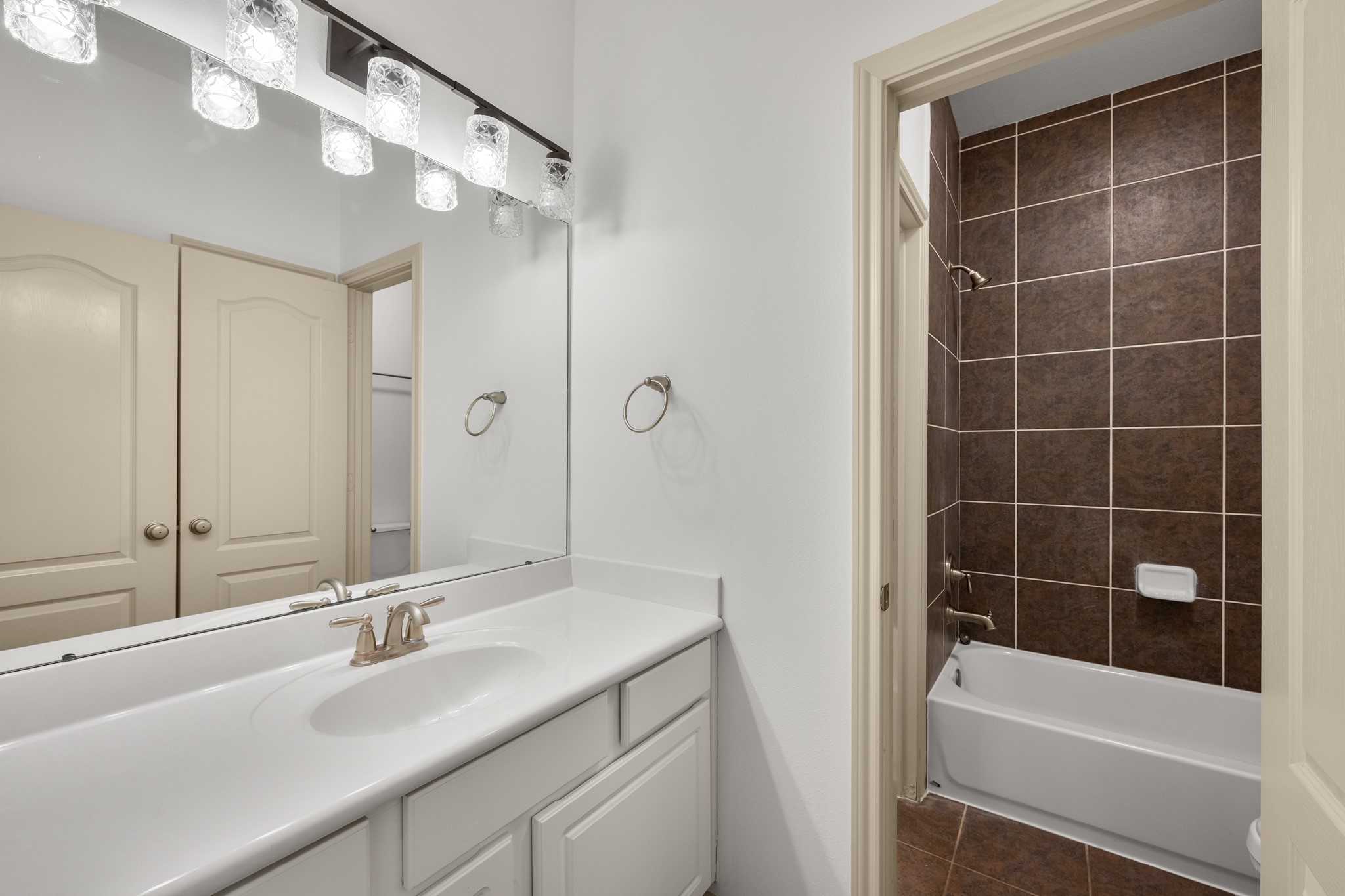 4603 Red Hawk Court Sugar Land, TX 77479 - Photo 39 of 50 a bathroom with a tub a sink and mirrors