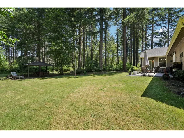 a view of a yard with a house