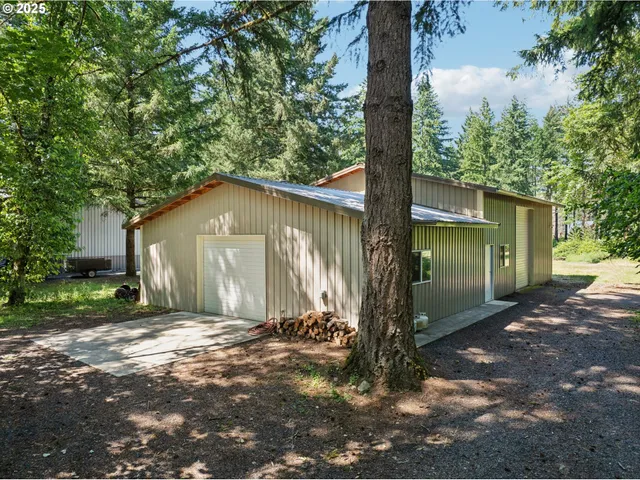 a view of a house with backyard and trees