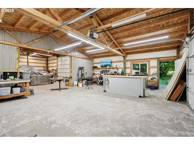 a view of livingroom with furniture