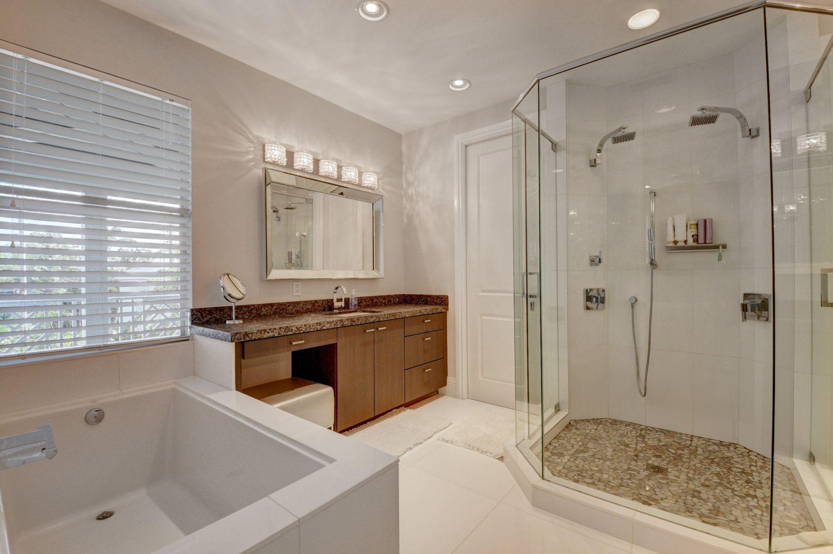 211 Northwest 10th Street Boca Raton, FL 33432 - Photo 20 of 43 Master Bath