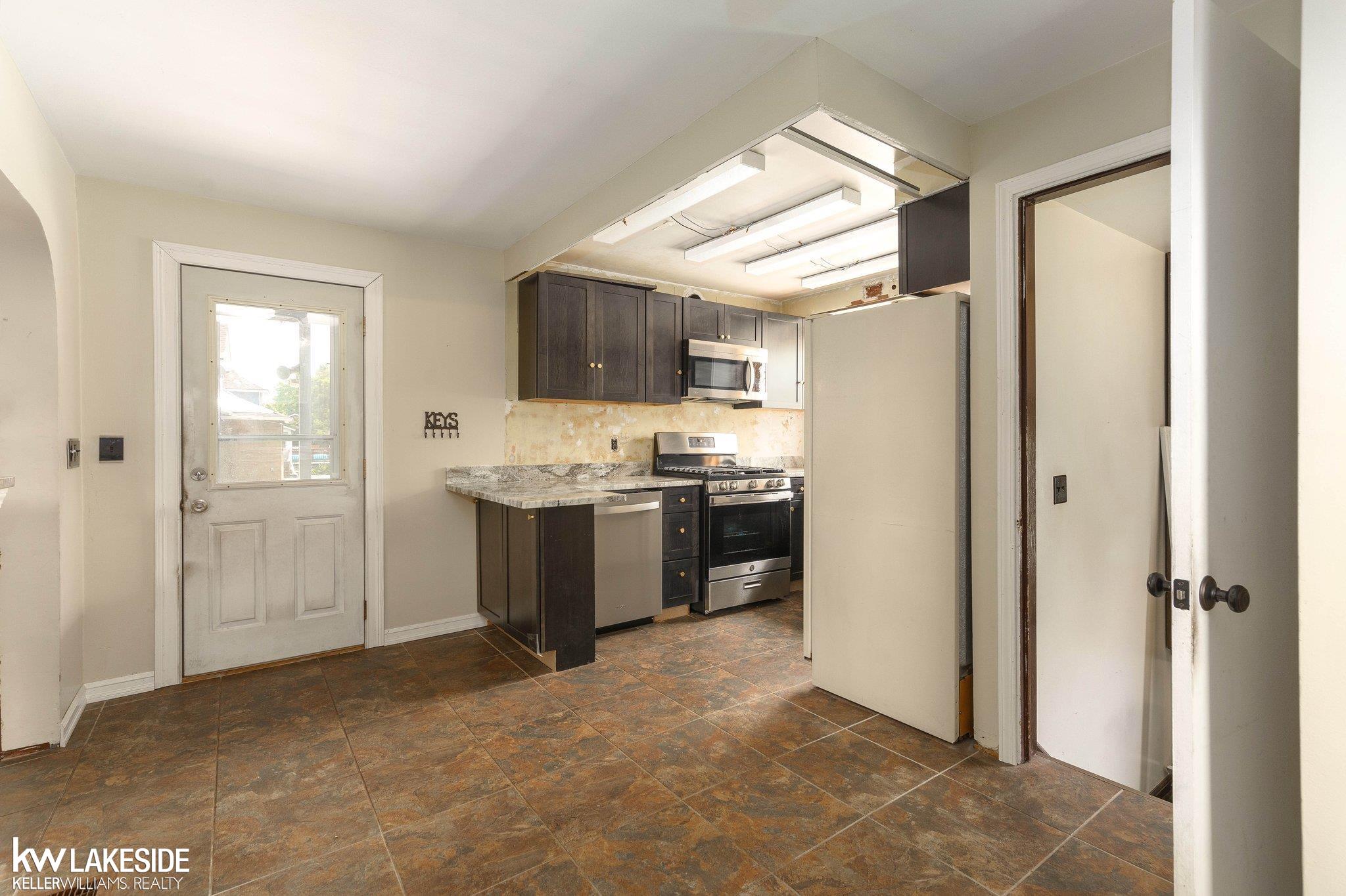 8224 Clinton River Road Sterling Heights, MI 48314 - Photo 20 of 38 50148768-671be4cc-353f-4aa4-b403-b6be1bc72742.JPG