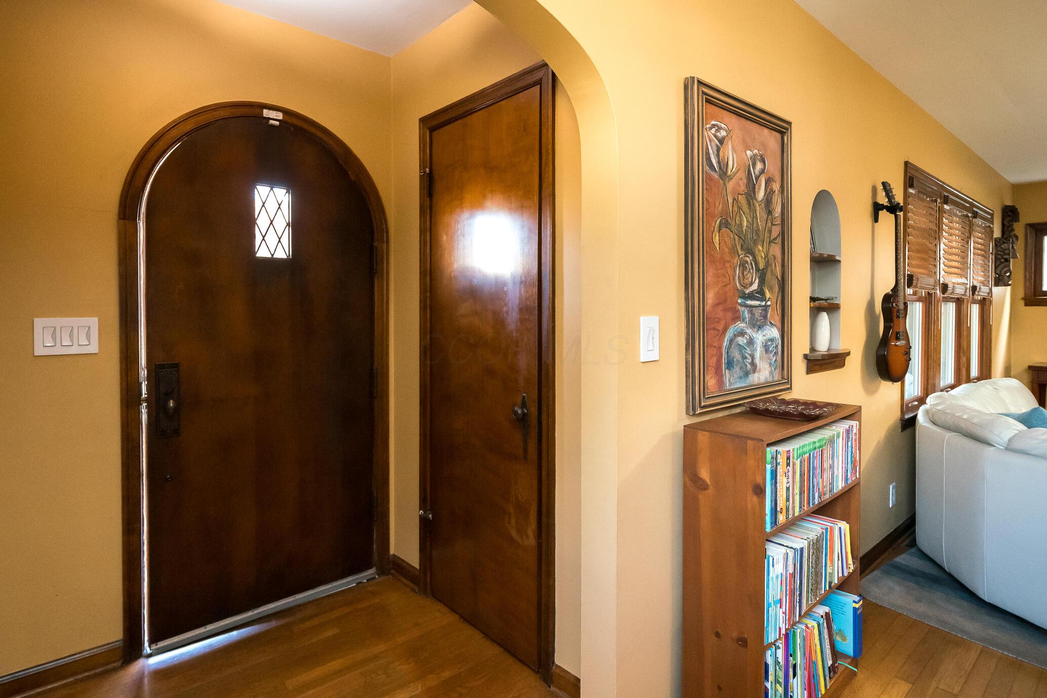 459 Tibet Road Columbus, OH 43202 - Photo 5 of 42 Entry hall with coat closet