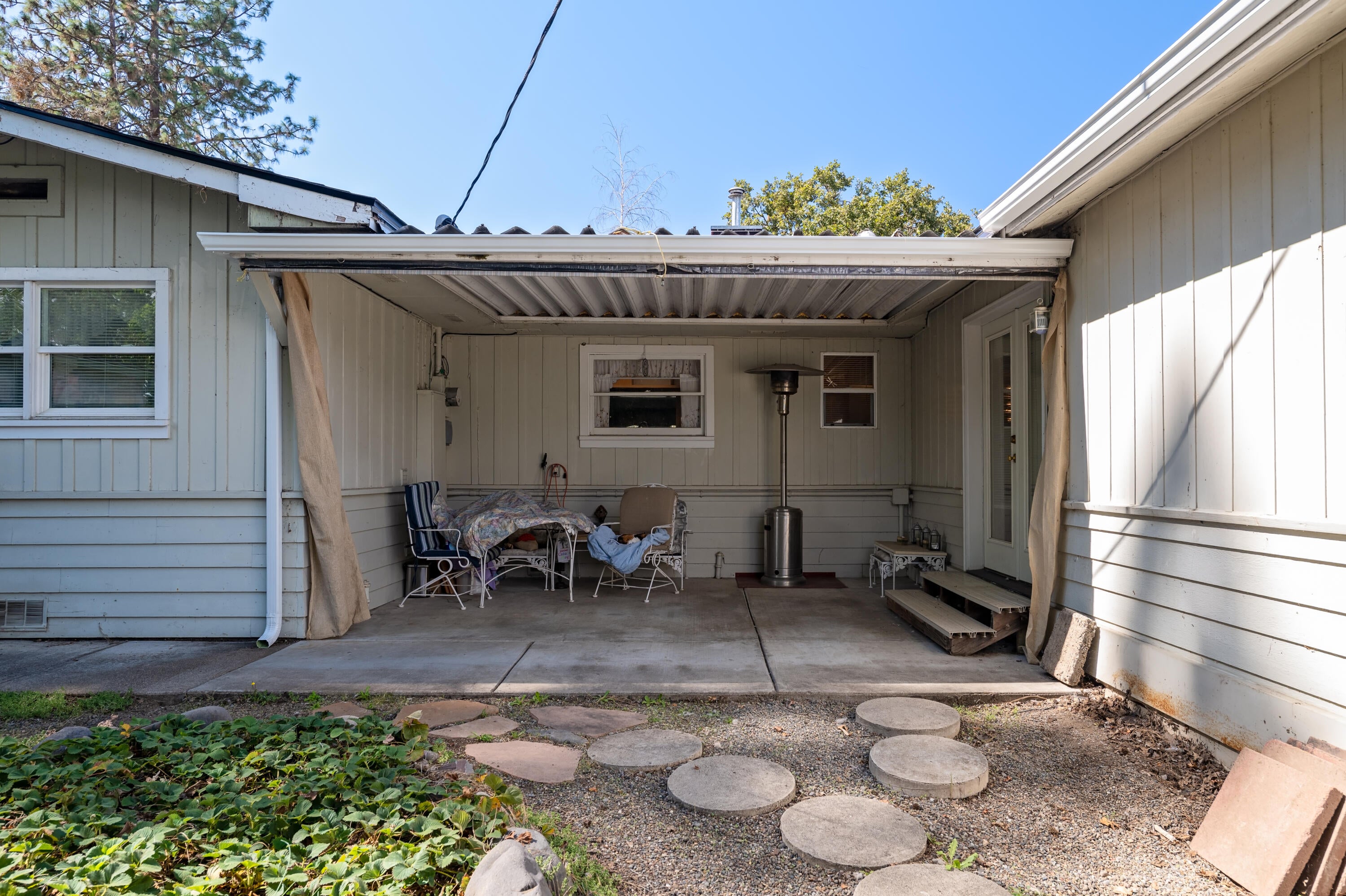 3506 New Ray Road Central Point, OR 97502 - Photo 20 of 23 enclosed patio
