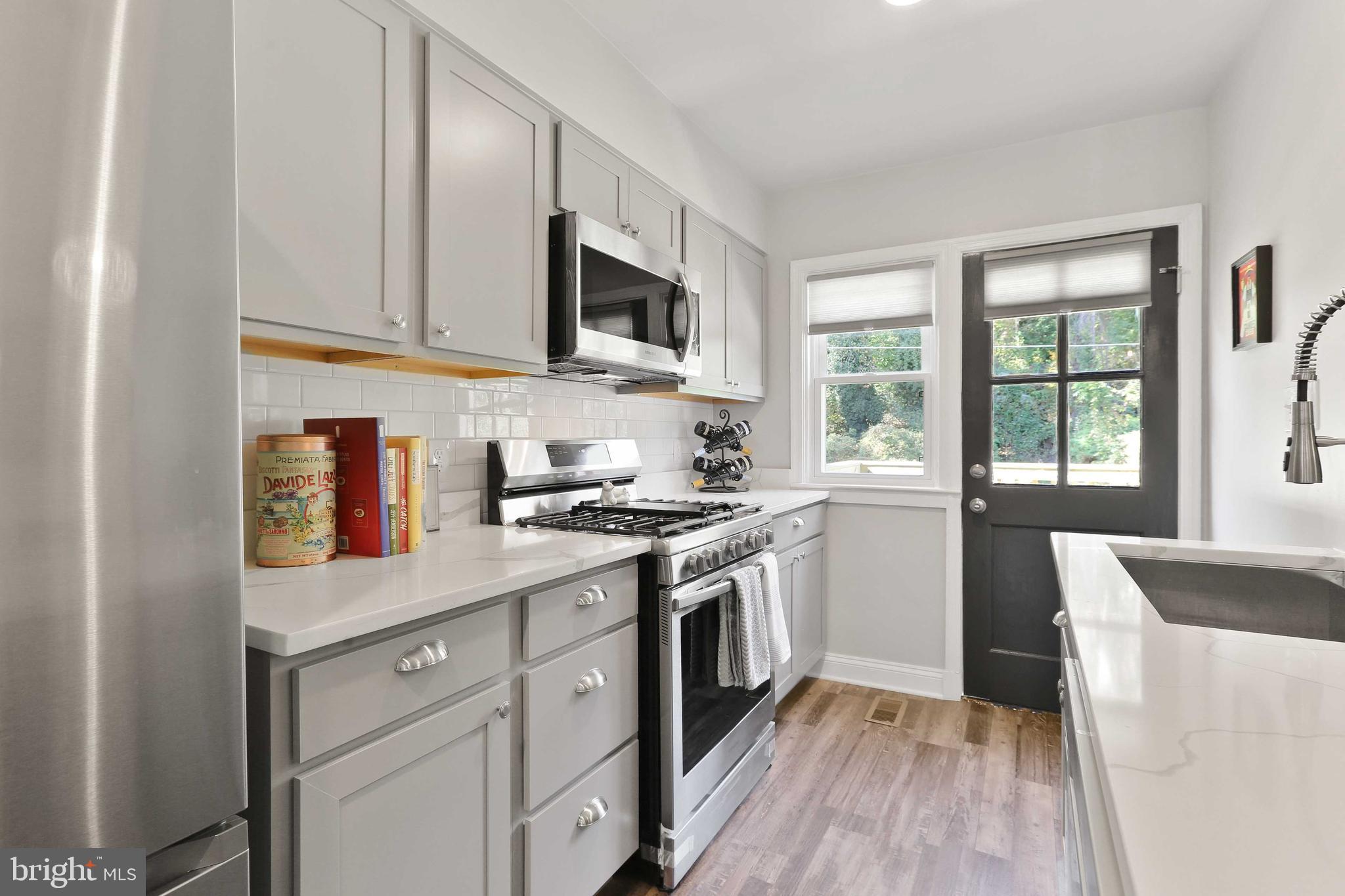 518 Random Road Baltimore, MD 21229 - Photo 16 of 56 Easy access to rear deck