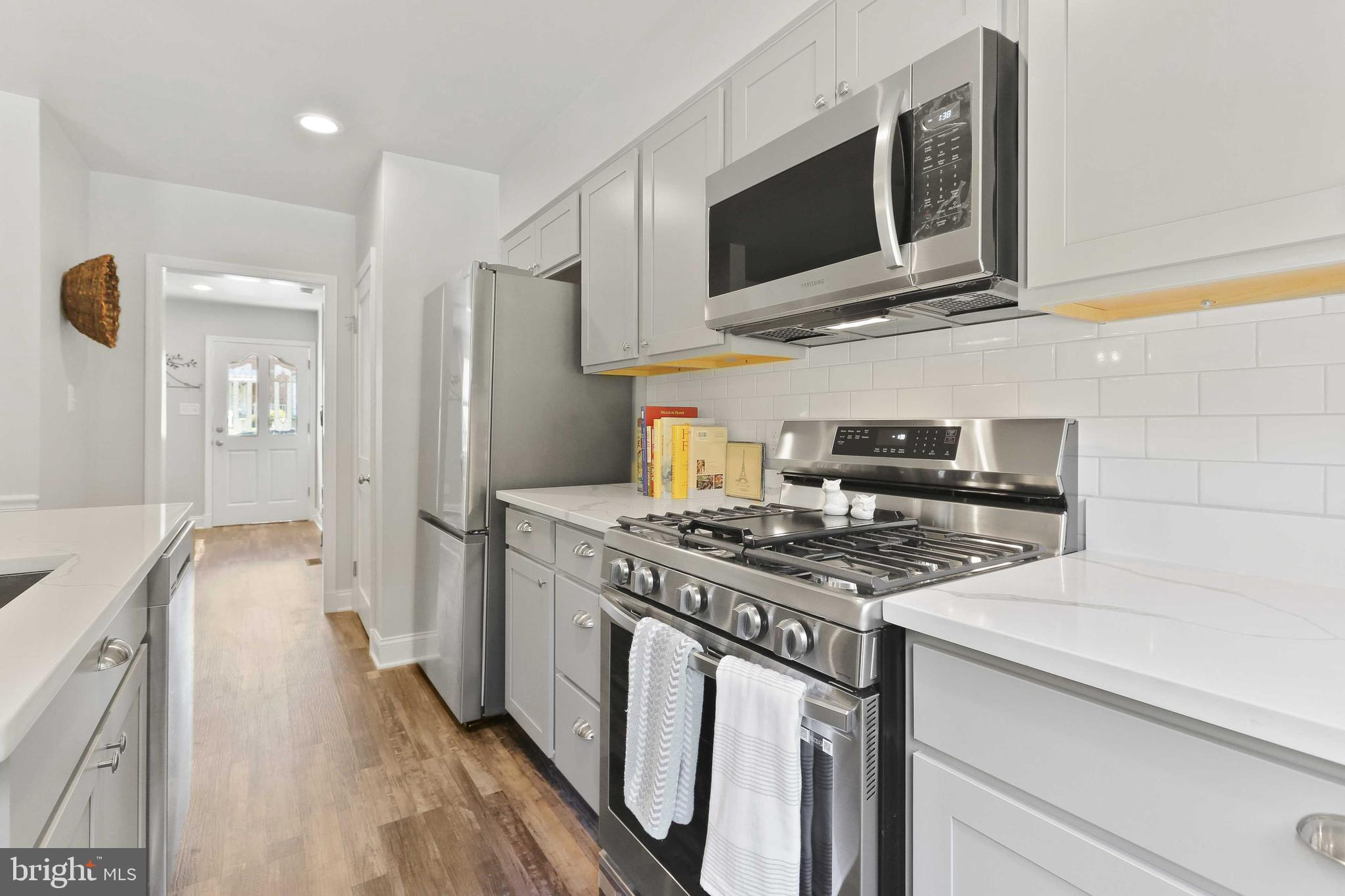 518 Random Road Baltimore, MD 21229 - Photo 17 of 56 Subway tiled backsplash