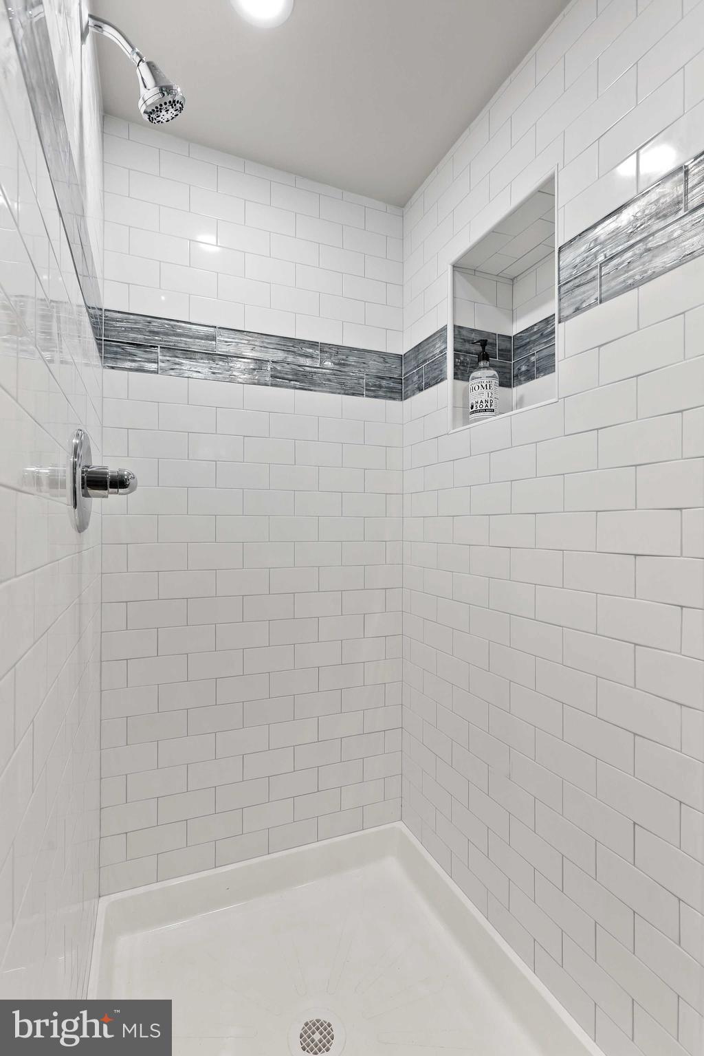 518 Random Road Baltimore, MD 21229 - Photo 42 of 56 Subway tile with glass accent tile