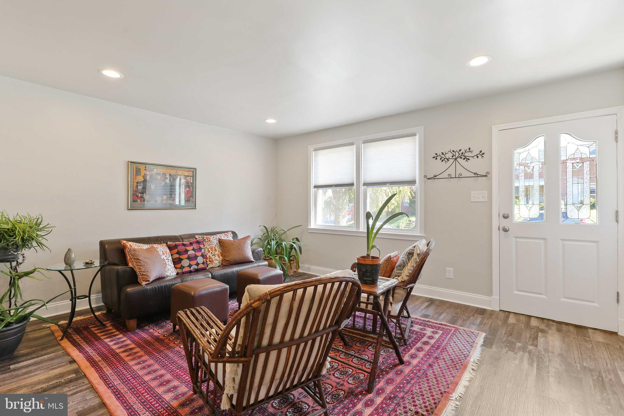 518 Random Road Baltimore, MD 21229 - Photo 8 of 56 Bright spacious living room